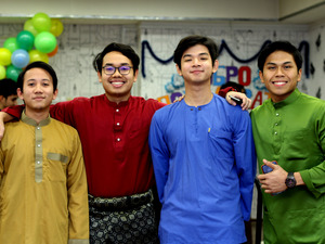 Joyful tradition: Malaysian freshmen were welcomed by their countrymen